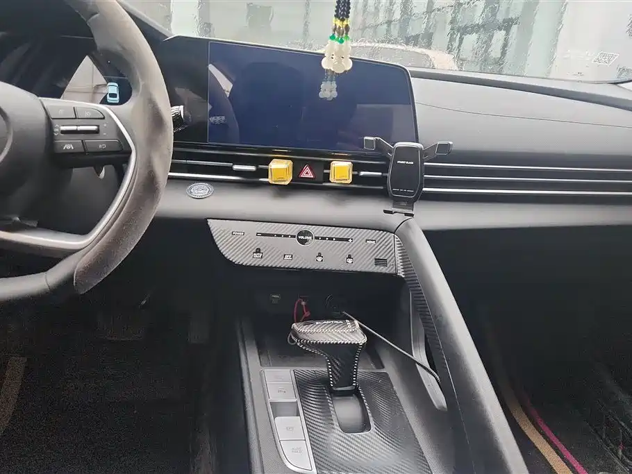 Hyundai Elantra 2022 1.5L CVT LUX Premium Edition фото 16