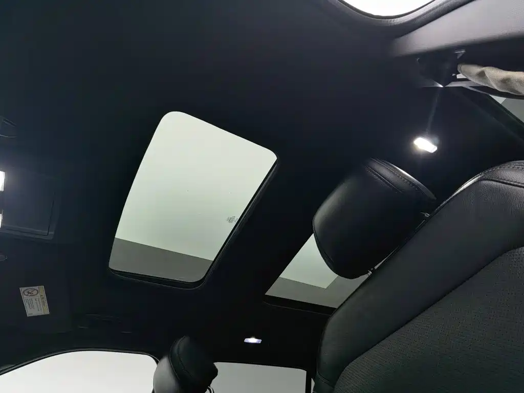 Photo 14 - Ford Explorer (Import)