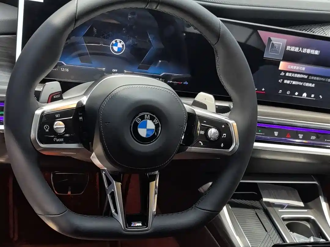 BMW 7 Series 2026 735Li M Sport Package фото 8