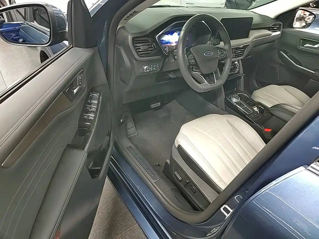 Photo 16 - Ford Escape