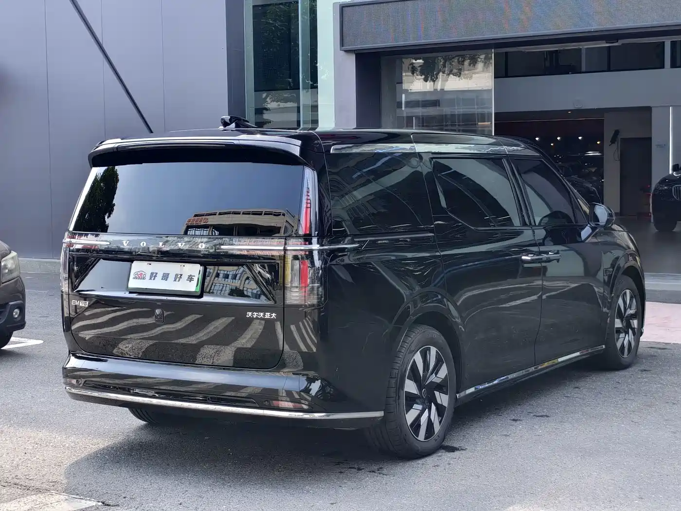 2025 Volvo EM90