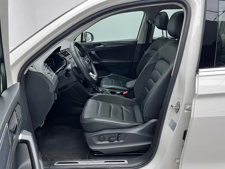 Volkswagen Tiguan L 2021 330TSI Automatic 2WD R-Line Premium фото 4