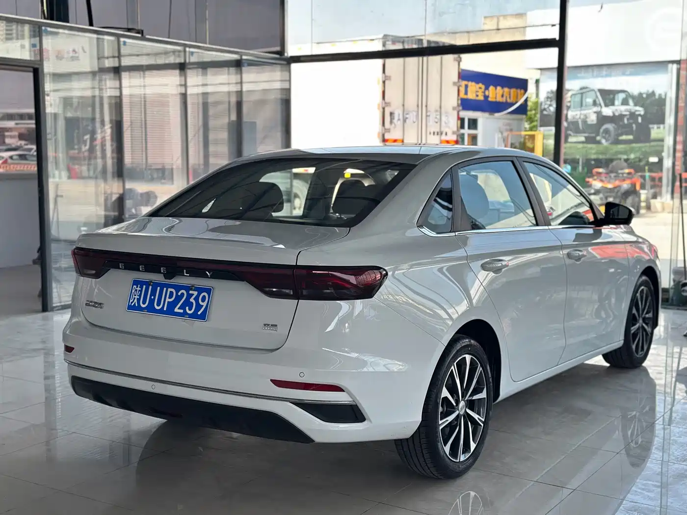 Фото 16 - Geely Emgrand