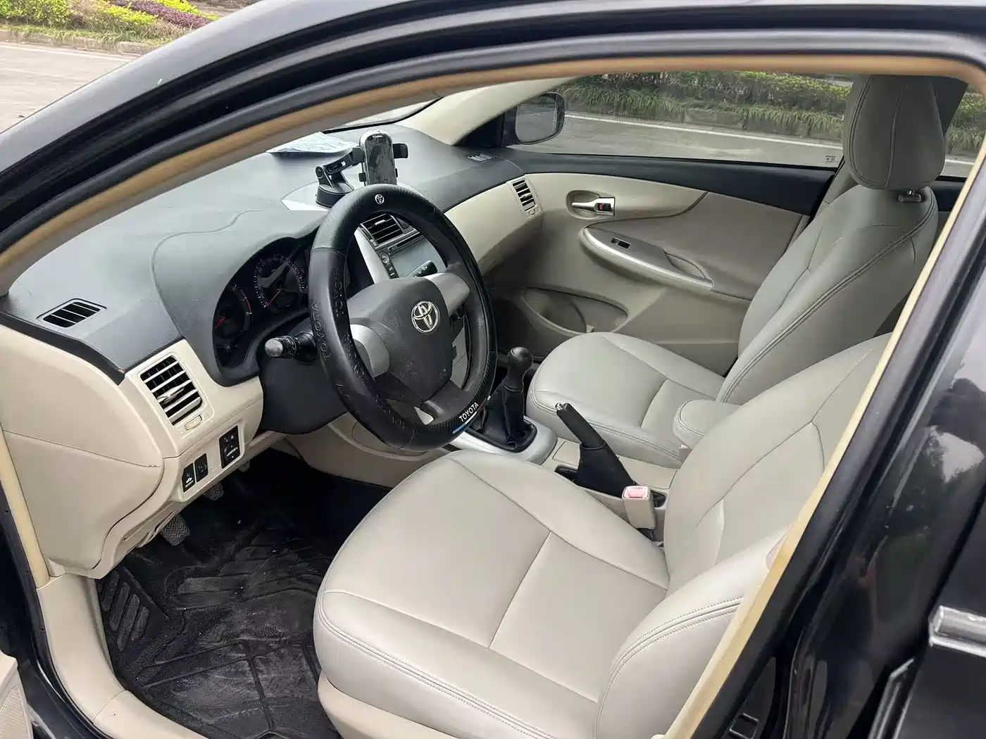 Toyota Corolla 2013 Special Edition 1.6L Manual Ultimate Cool GL фото 9