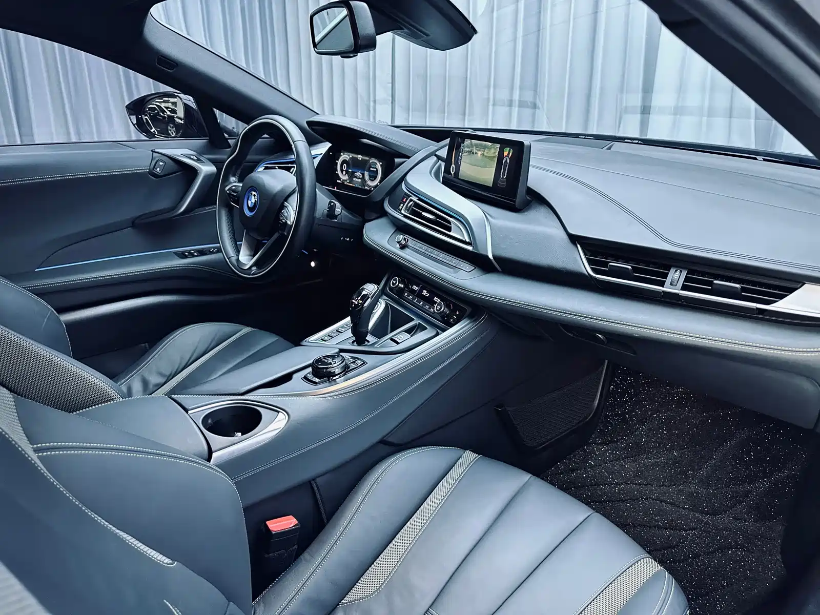 Фото 17 - BMW i8