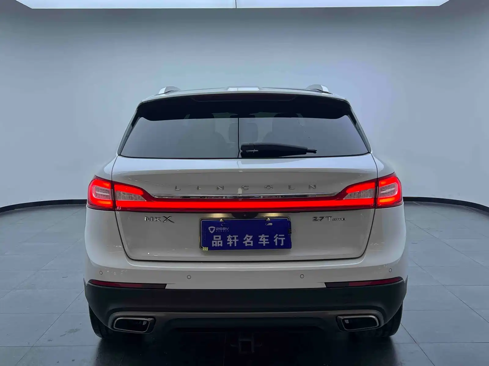 Photo 5 - Lincoln MKX