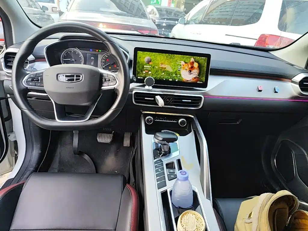 Фото 10 - Geely Coolray