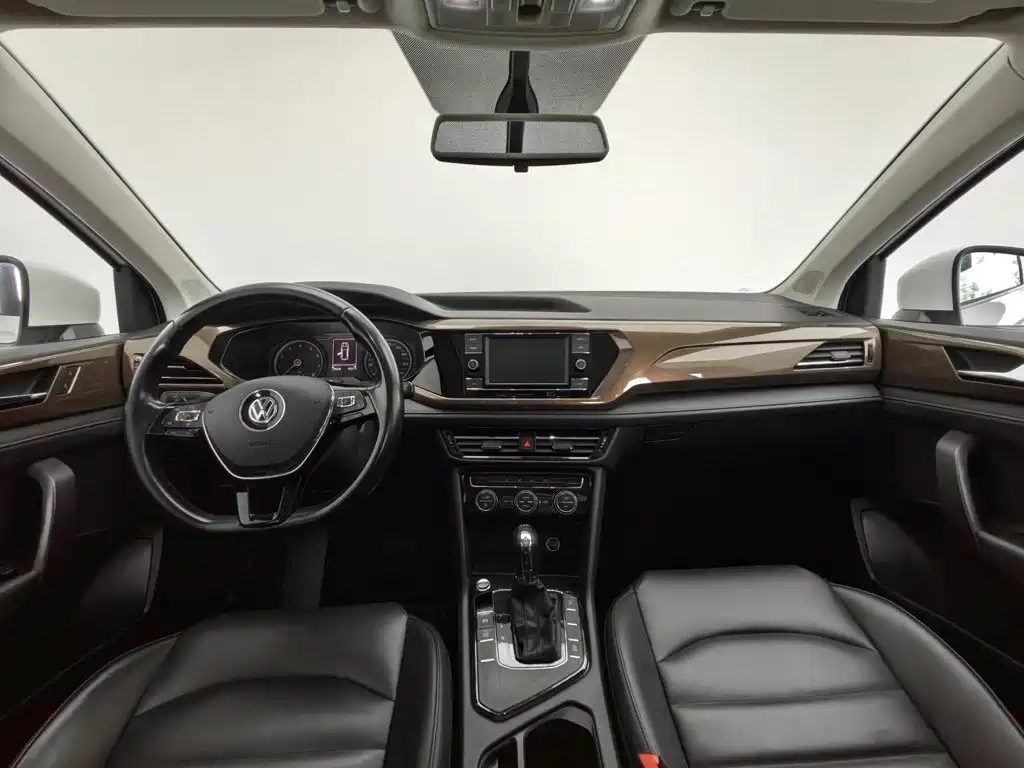 Фото 5 - Volkswagen Tharu