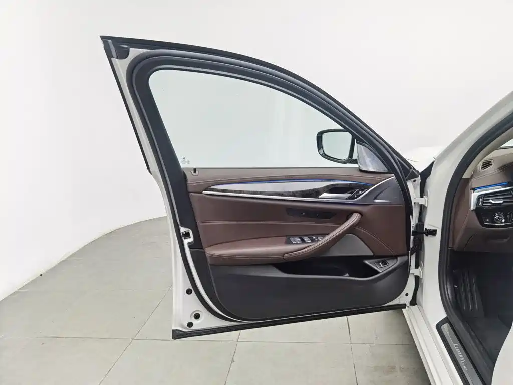 Photo 8 - BMW 5 Series
