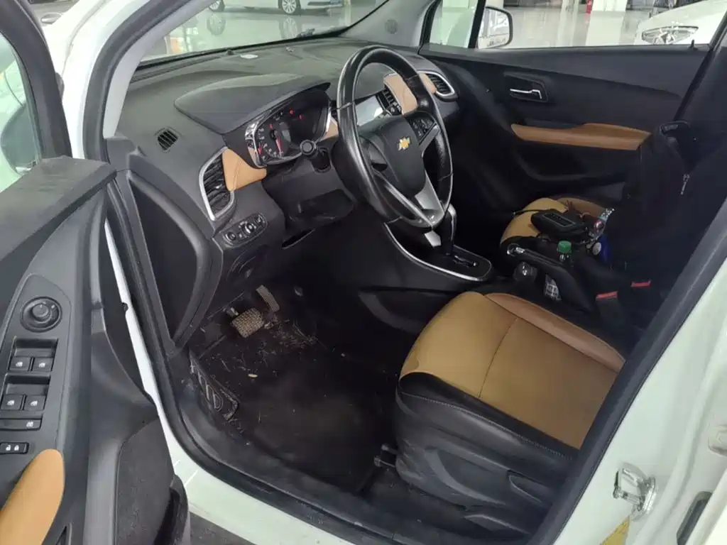 Photo 15 - Chevrolet Trax