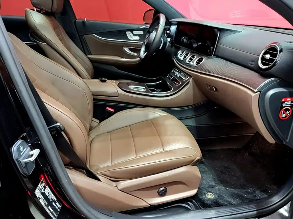 Фото 25 - Mercedes-Benz E-Class