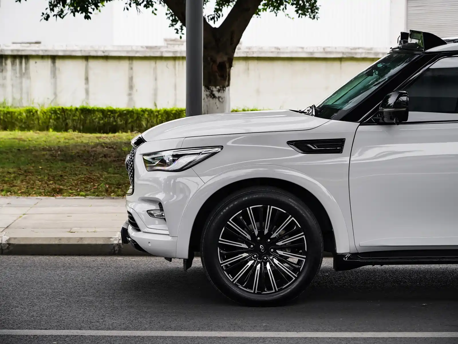 Фото 19 - Infiniti QX80