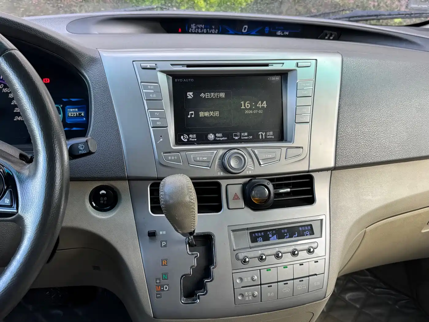 BYD M6 2013 2013 2.4L Automatic Premium