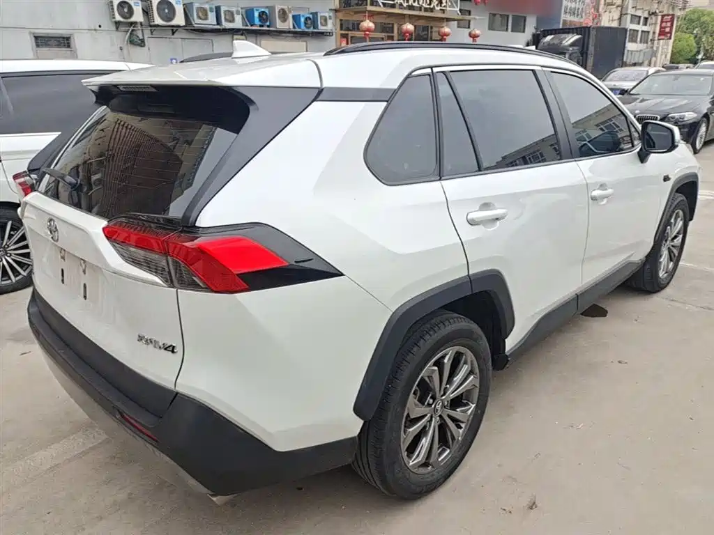 Toyota RAV4 Rongfang 2023 2.0L CVT 2WD 20th Anniversary Platinum Edition фото 7