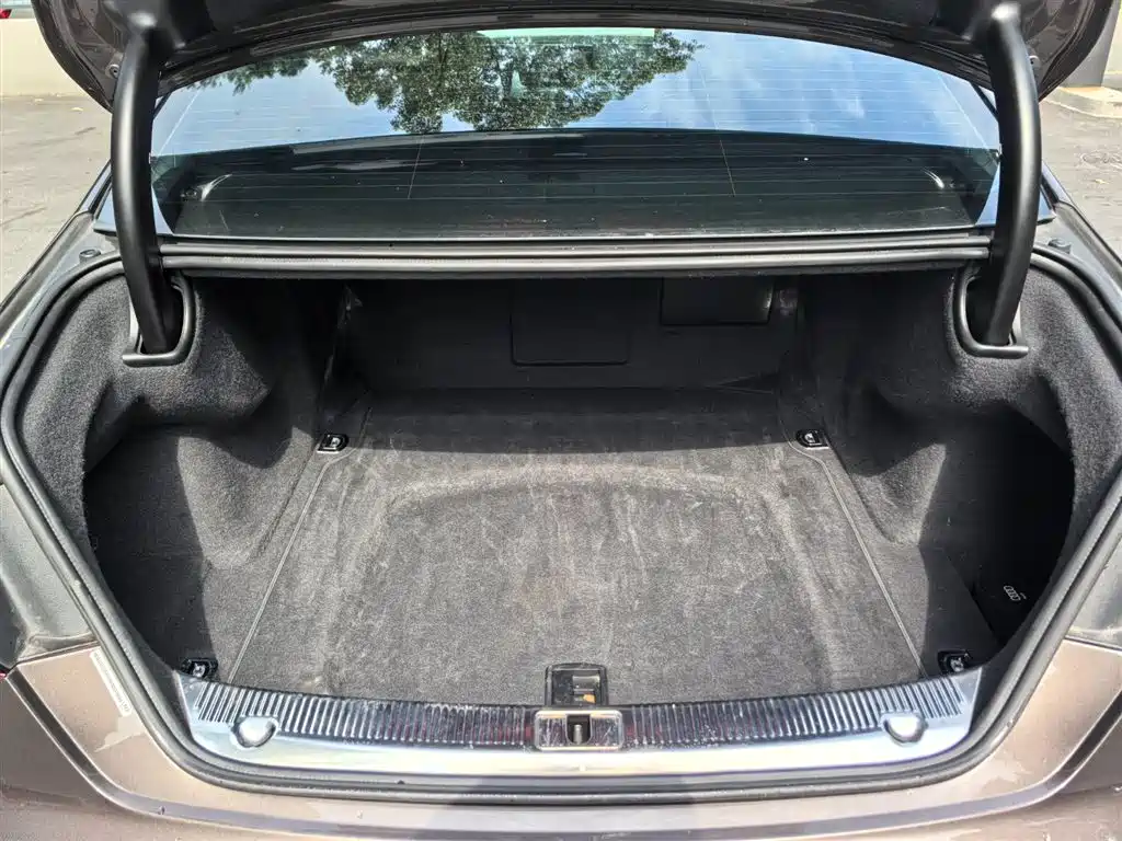 Photo 25 - Audi A8