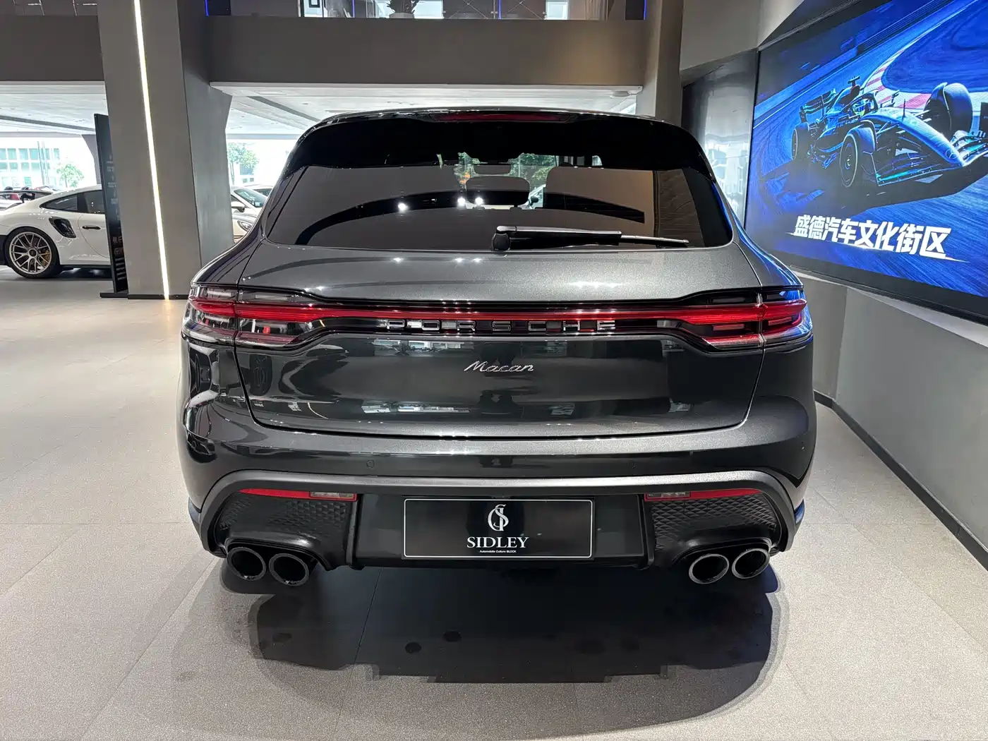 PORSCHE MACAN