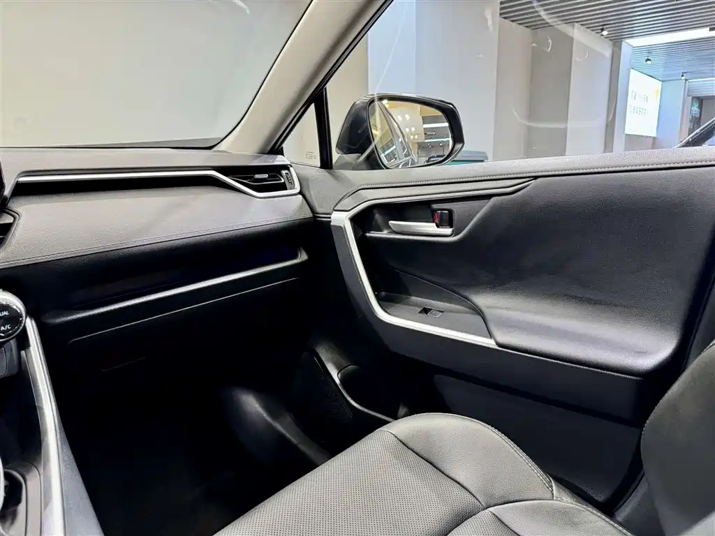 Toyota Wildlander 2023 Hybrid 2.5L E-CVT AWD Premium Edition фото 29