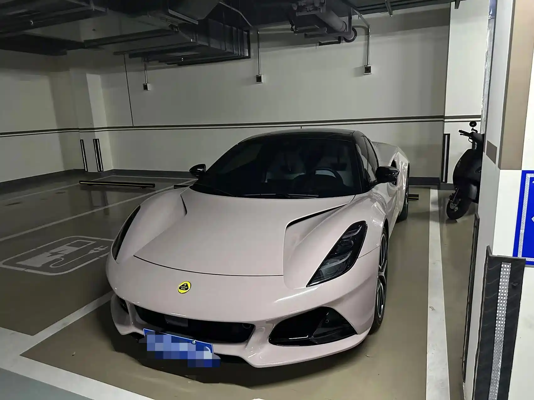 Photo 2 - Lotus EMIRA