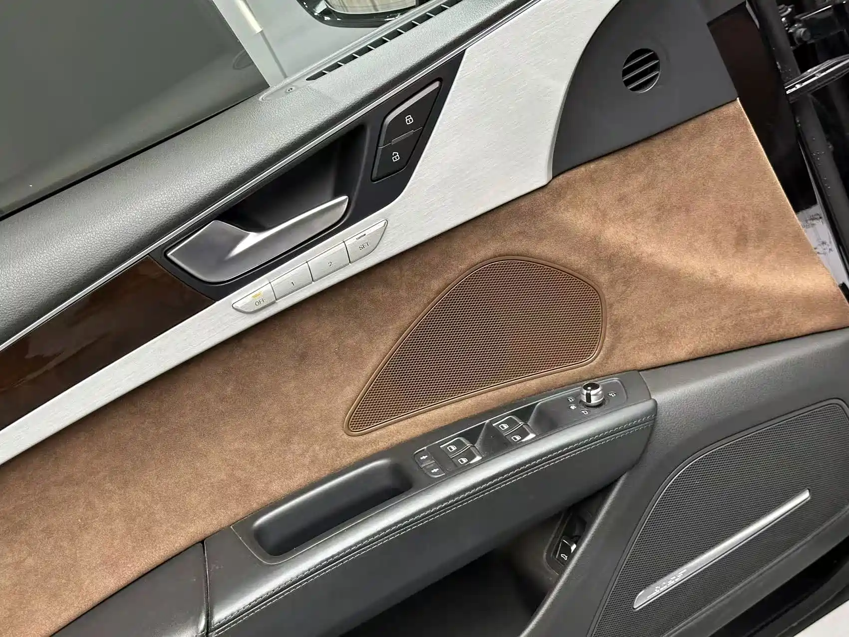 Photo 5 - Audi A8