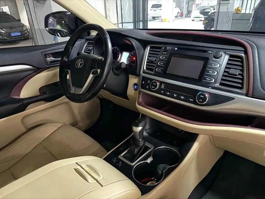 Photo 8 - Toyota Highlander