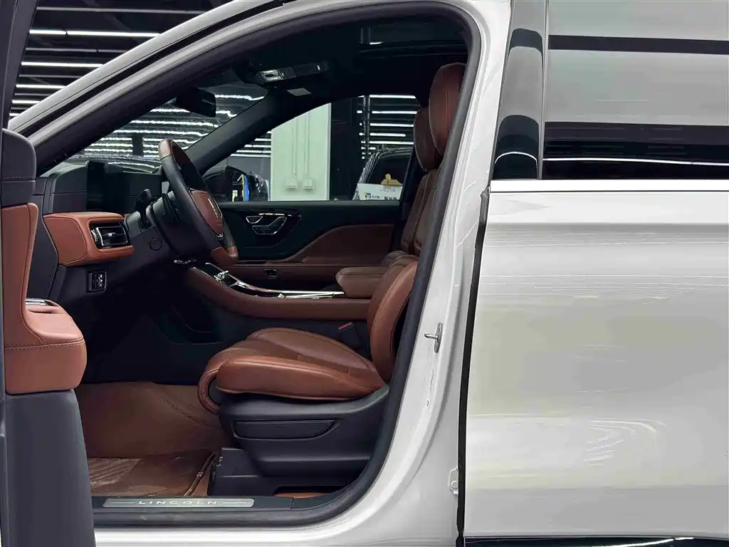 Photo 6 - Lincoln Aviator