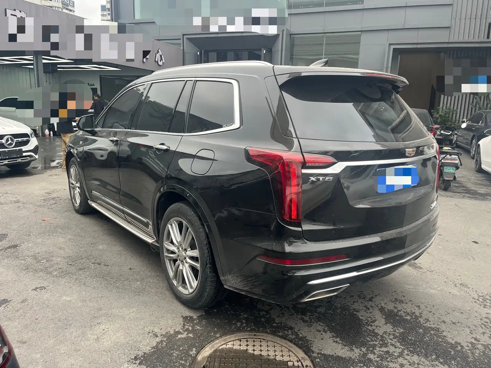 Photo 11 - Cadillac XT6