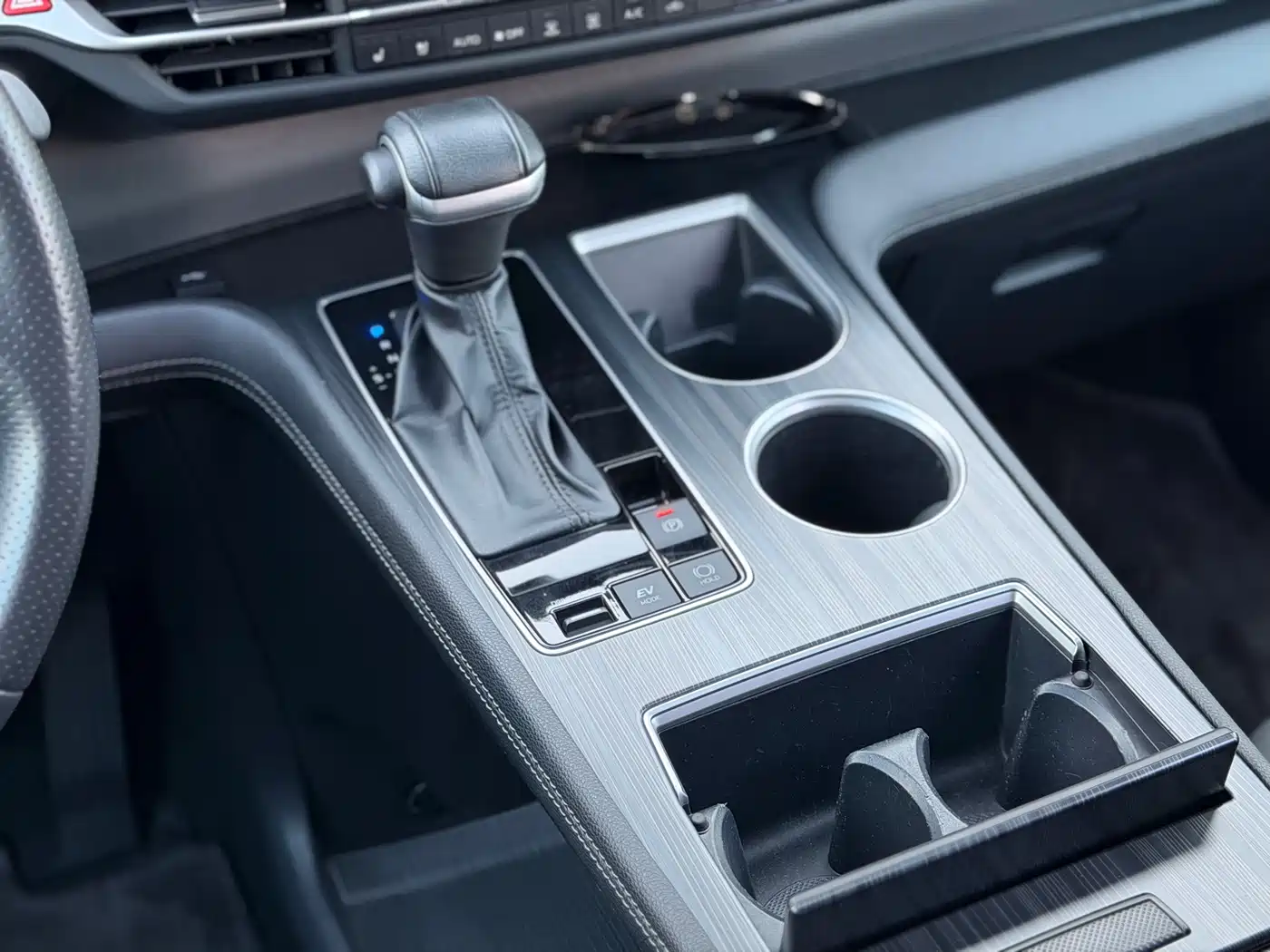 Toyota Sienna 2023 2.5L Hybrid Premium Edition фото 13