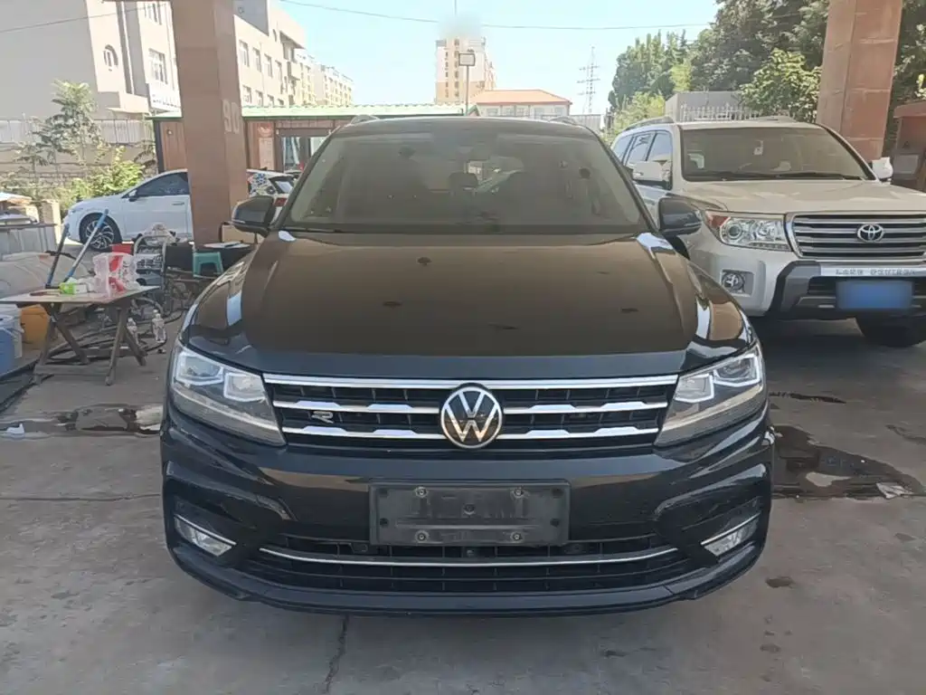 Photo 3 - Volkswagen Tiguan L