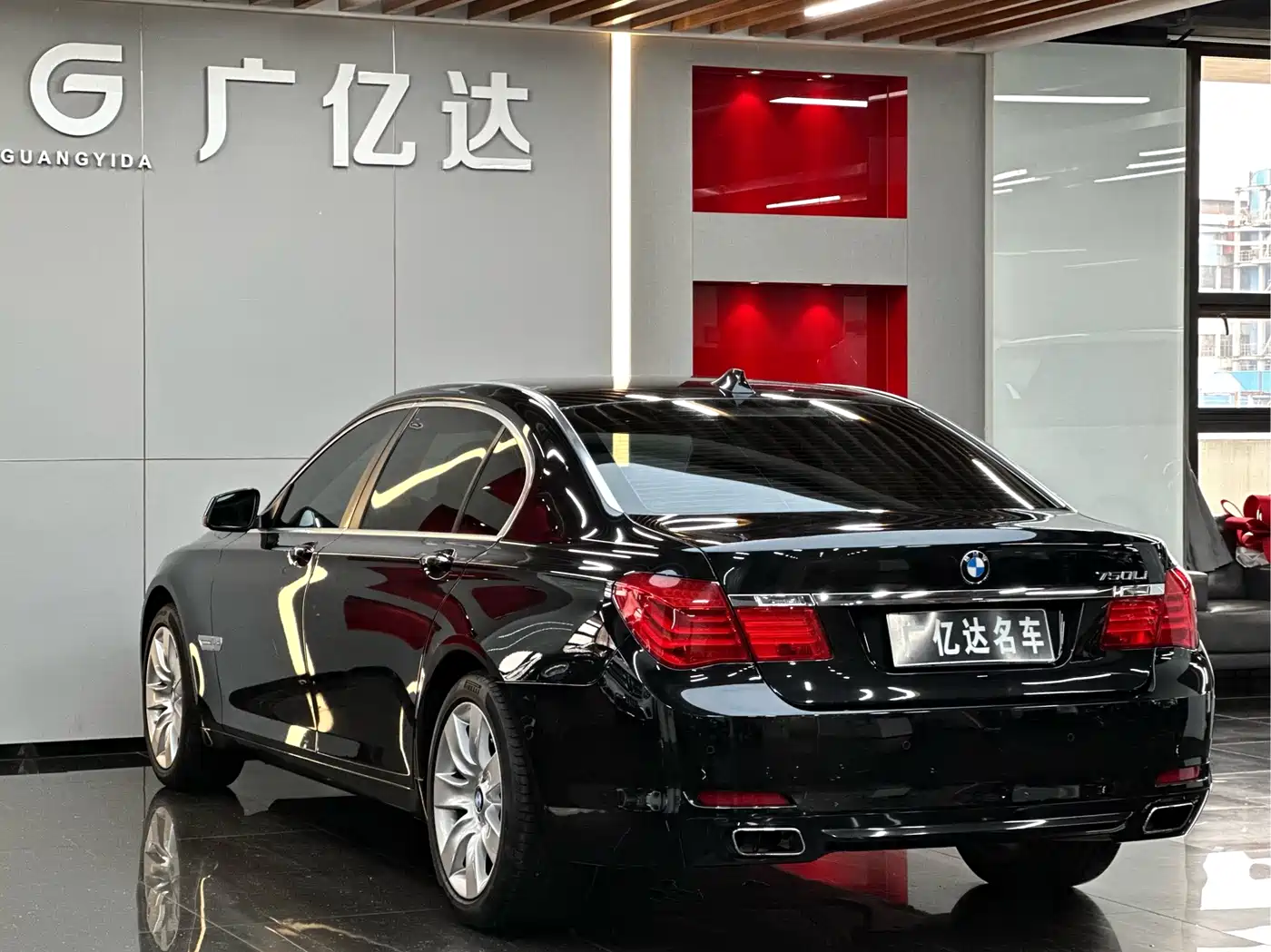BMW 7 Series 2011 750Li xDrive фото 30