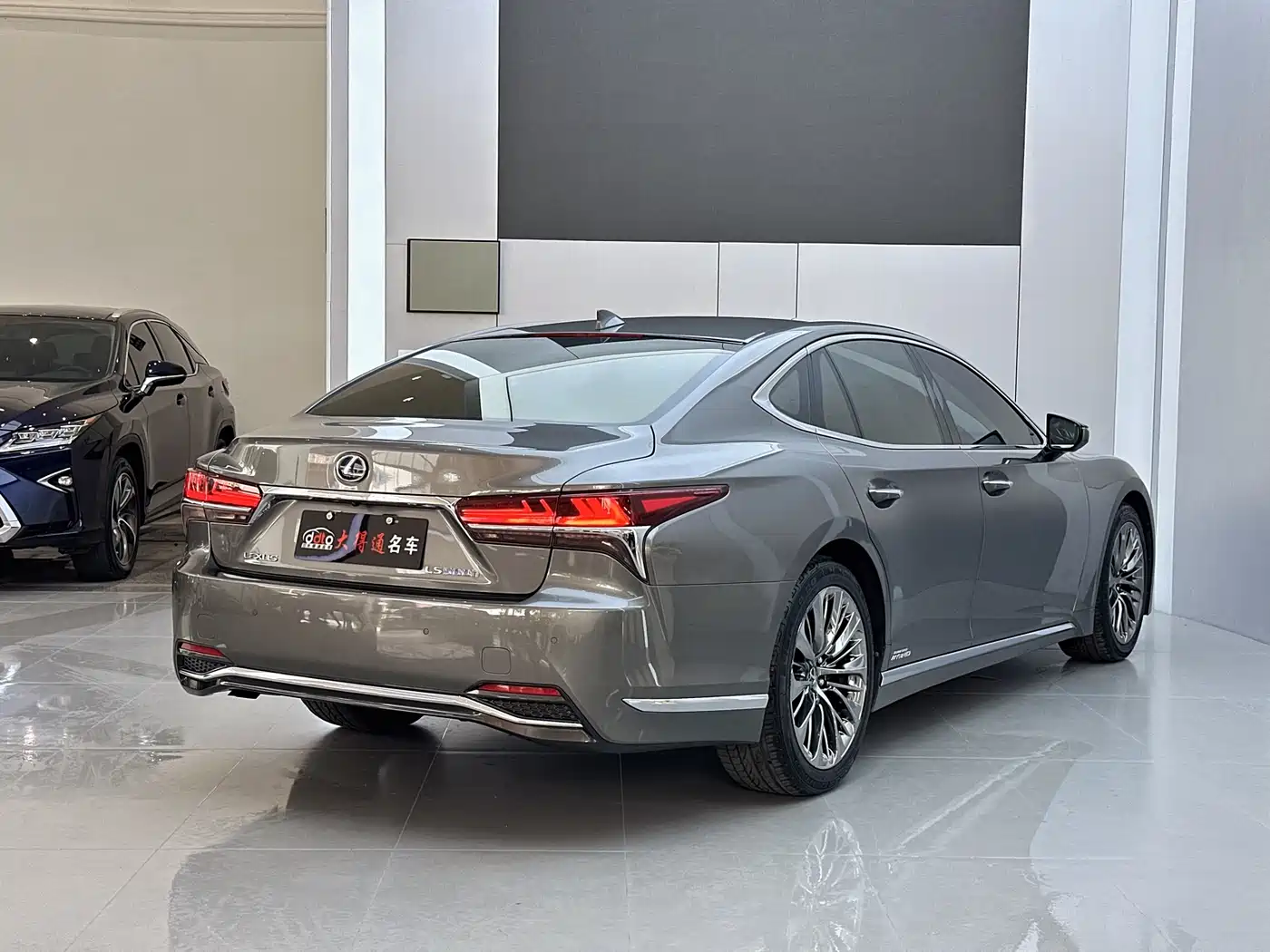 Lexus LS 2018 500h Executive Edition China V фото 20