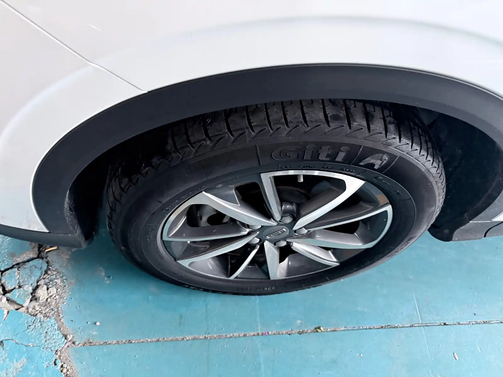 Фото 3 - Geely Coolray
