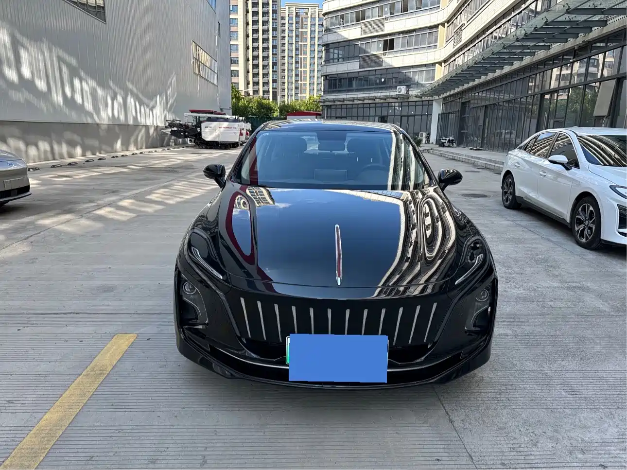 Фото 2 - Hongqi E-QM5