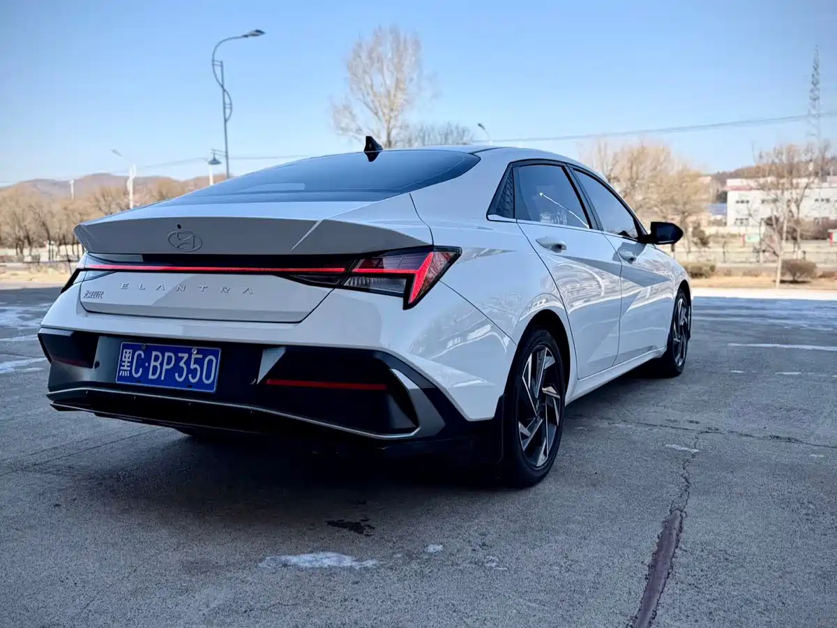 Hyundai Elantra 2023 Model 1.5L CVT LUX Premium Edition фото 6