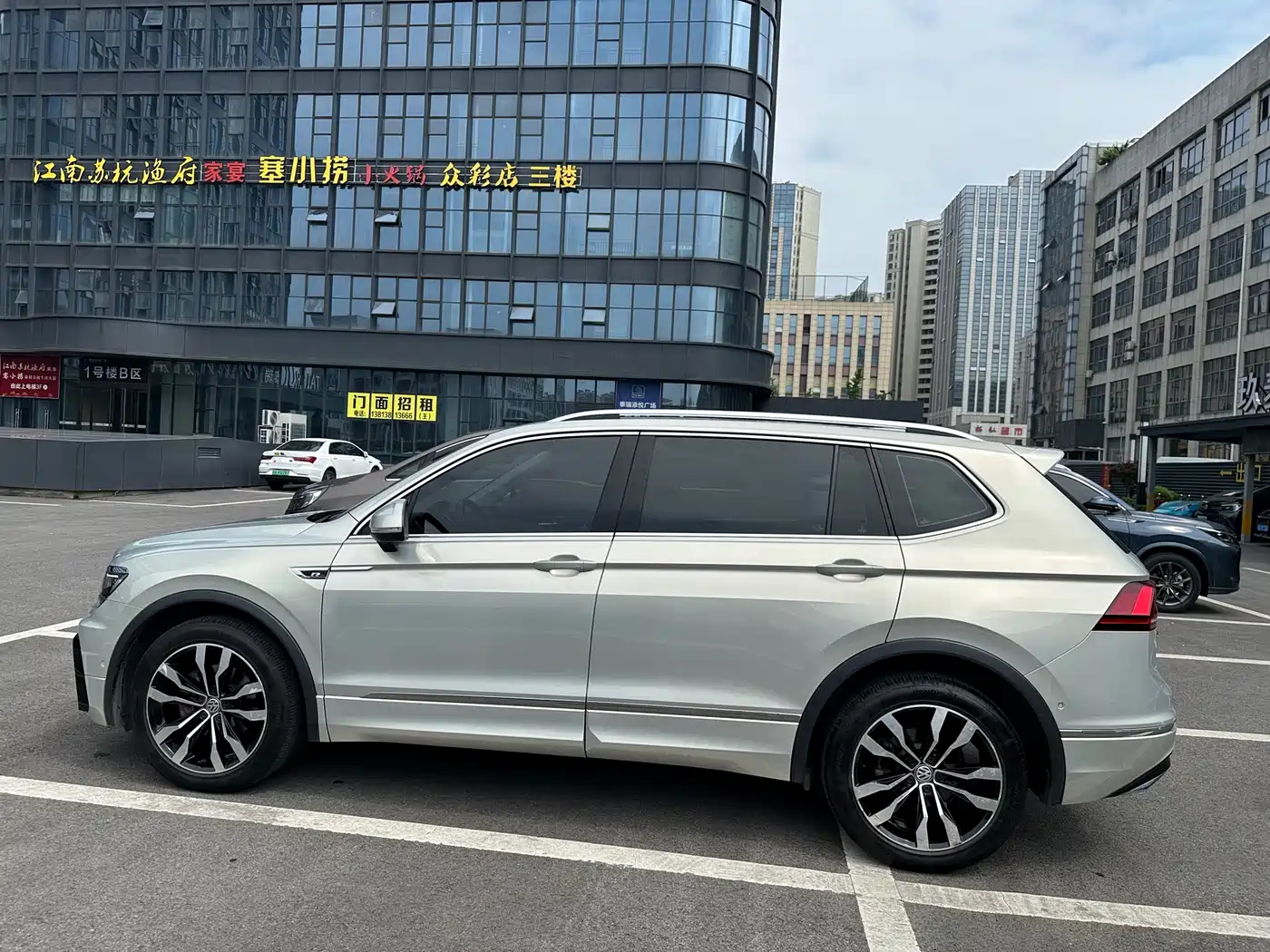 Volkswagen Tiguan L 2019 330TSI Automatic 2WD R-Line Flagship Edition China VI фото 4