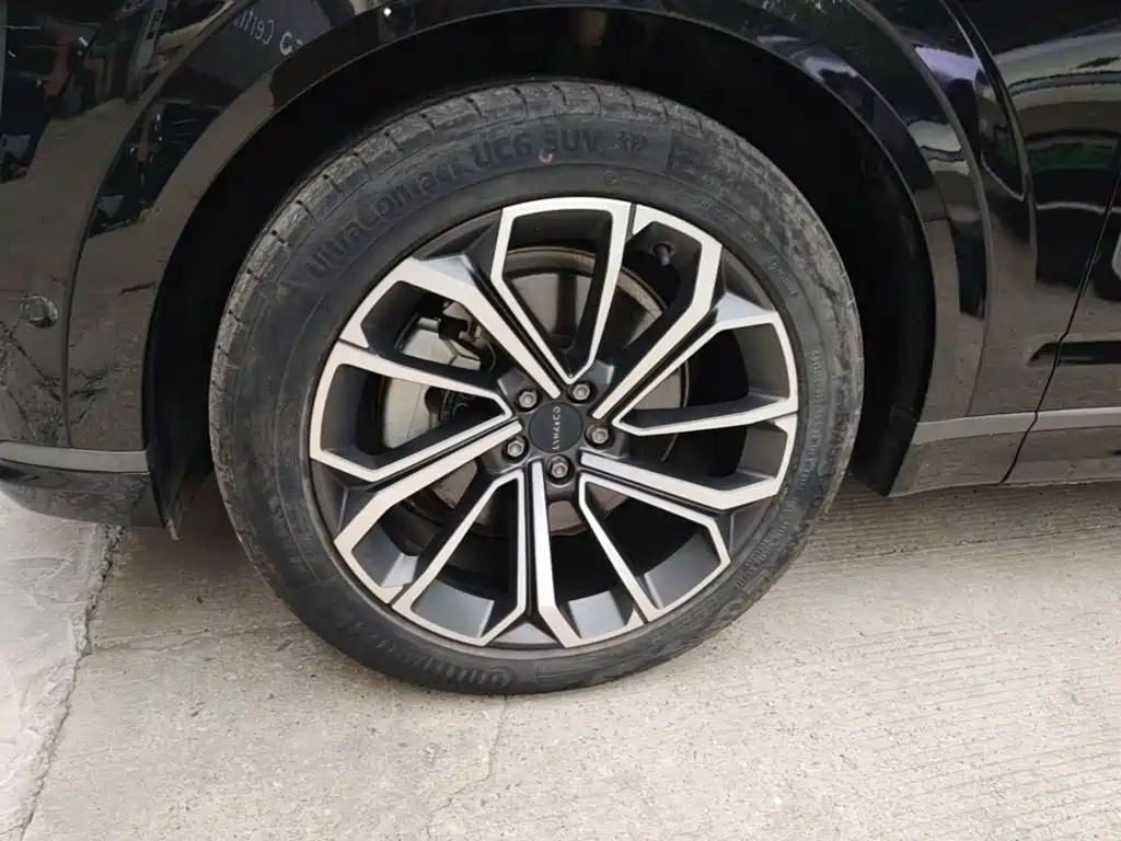 Фото 23 - Lynk & Co 09
