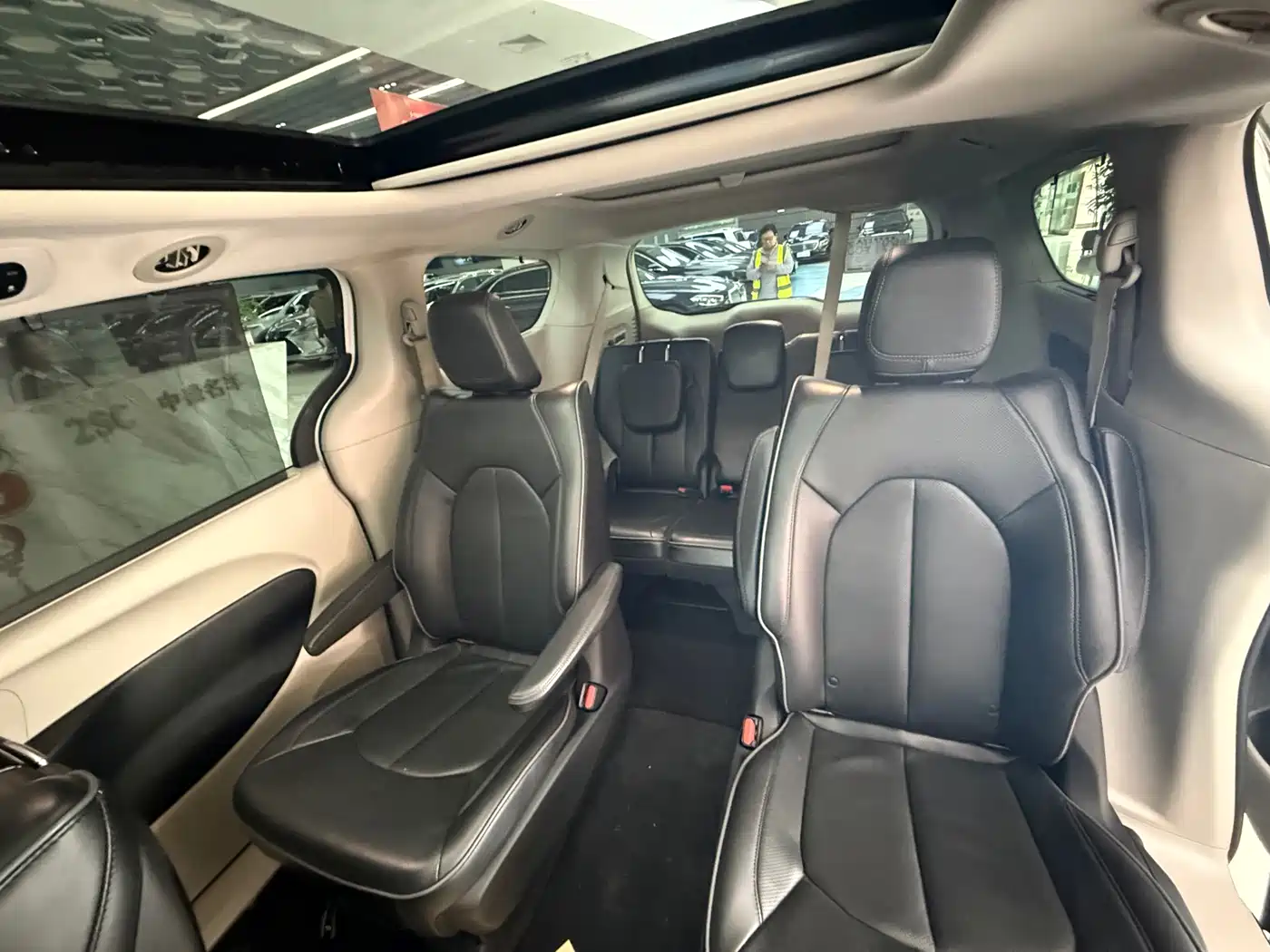 Chrysler Grand Voyager (Import) 2017 3.6L Premium Edition фото 14