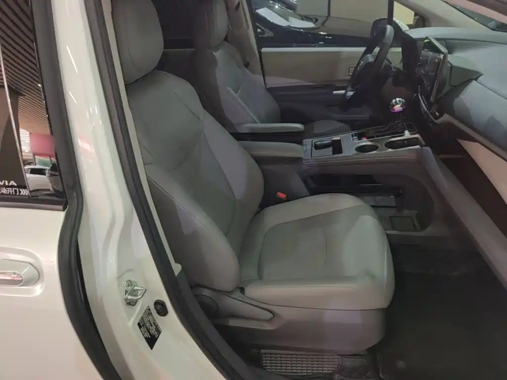 Фото 25 - Toyota Granvia