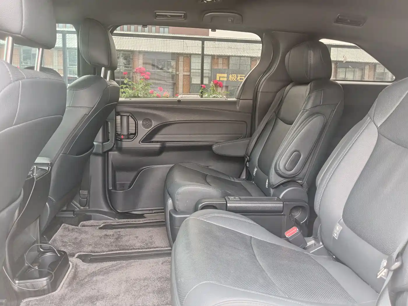 Toyota Sienna 2021 2.5L Hybrid Premium Edition фото 17