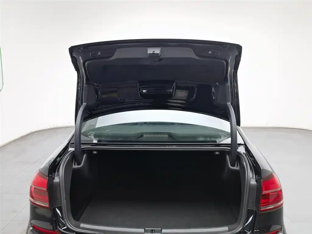Volkswagen Passat 2017 280TSI DSG Prestige фото 16