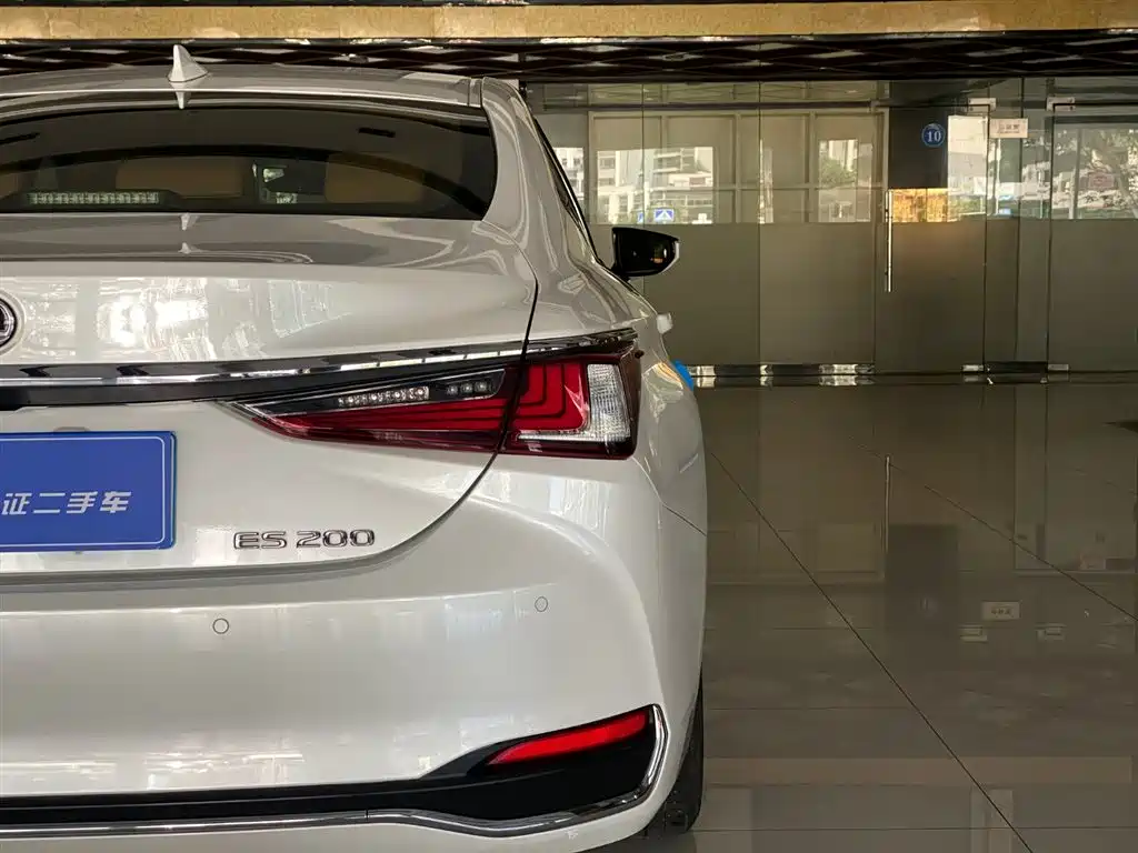 Lexus ES 2023 200 Excellence Edition фото 19