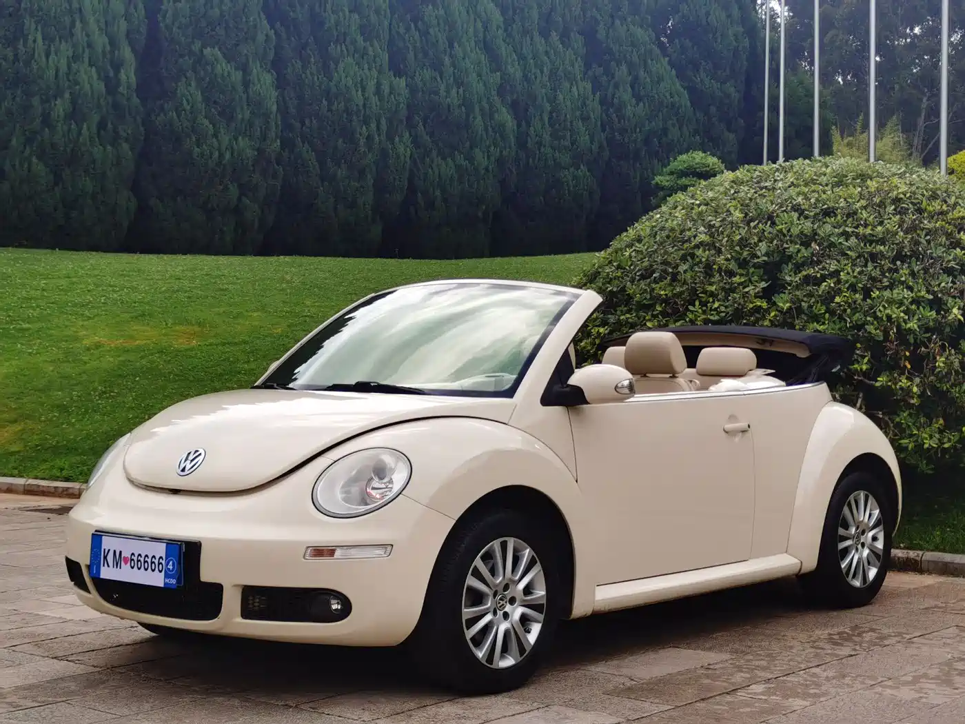 Volkswagen Beetle 2010 Model 2.0 BlackOrange Convertible Luxury Edition