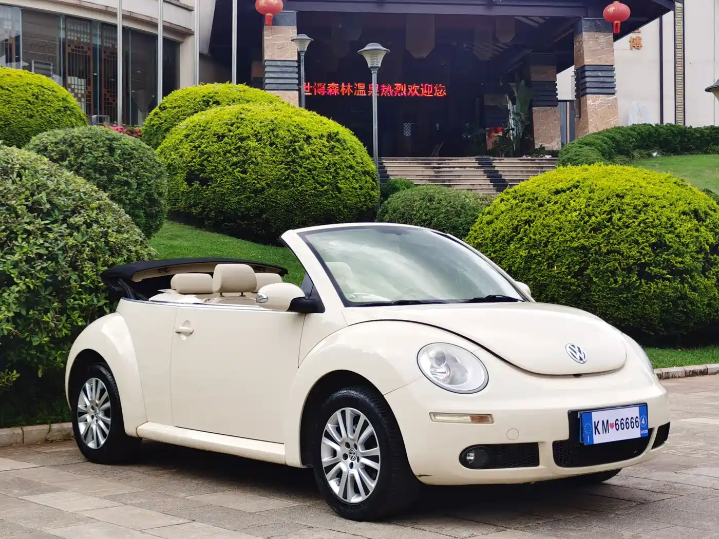 Volkswagen Beetle 2010 Model 2.0 BlackOrange Convertible Luxury Edition фото 3