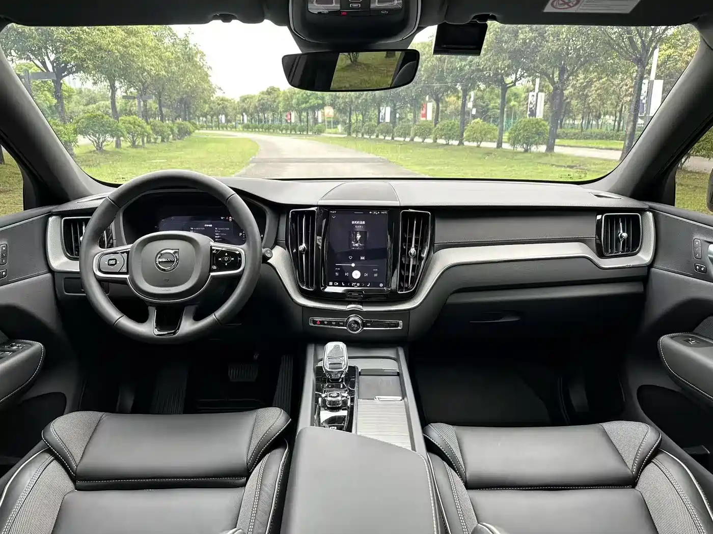 Volvo XC60 Plug-in Hybrid 2025 Plug-in Hybrid Long Range AWD Zhiyuan Polar Night Black Edition фото 7