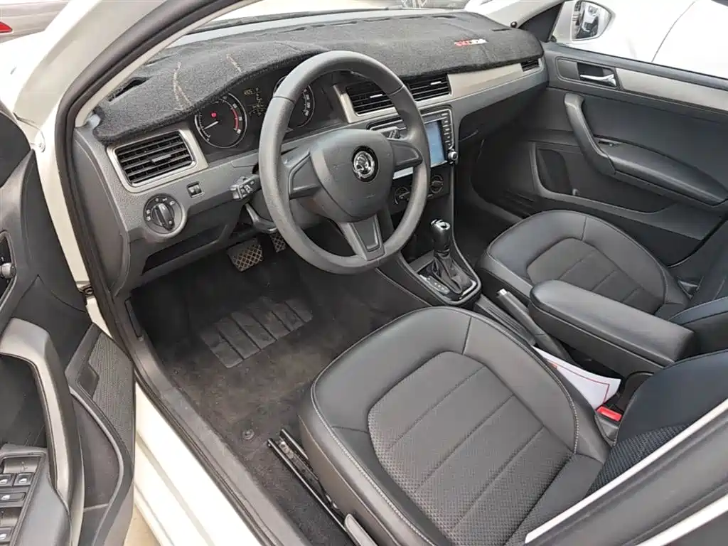 Škoda Skoda Rapid Spaceback 2016 Facelift 1.6L Automatic Innovation Edition фото 15