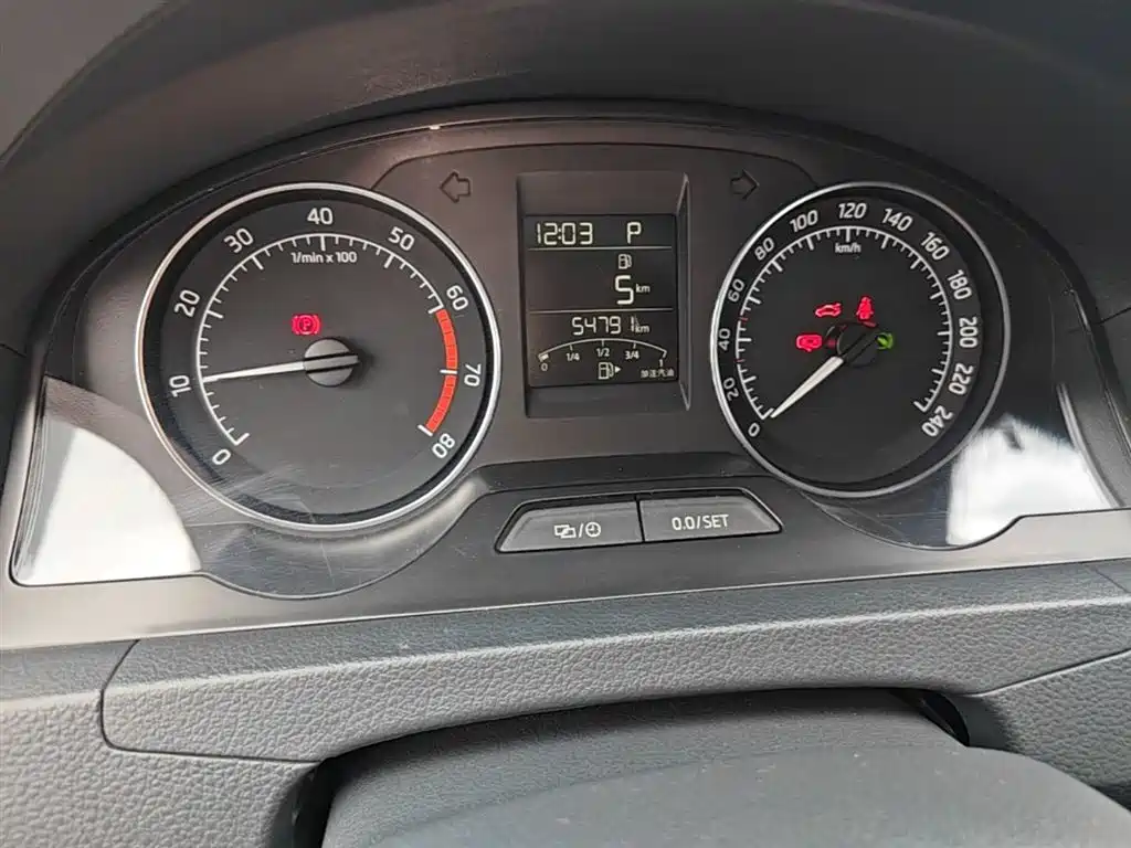 Škoda Skoda Rapid Spaceback 2016 Facelift 1.6L Automatic Innovation Edition фото 12