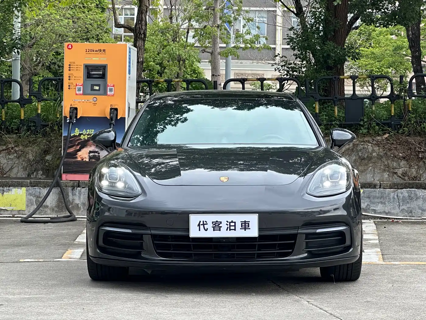 Фото 2 - Porsche Panamera