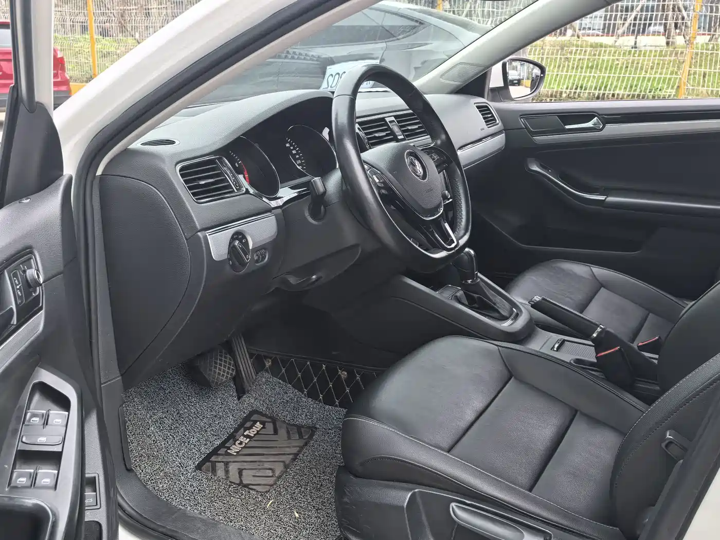 Volkswagen Sagitar 2018 1.6L Automatic Comfort фото 3