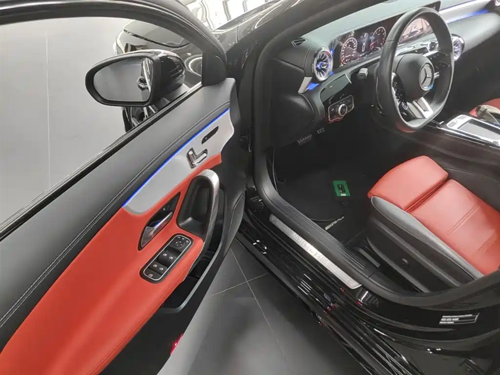 Mercedes-Benz A-Class AMG 2025 AMG A 35 L 4MATIC фото 16