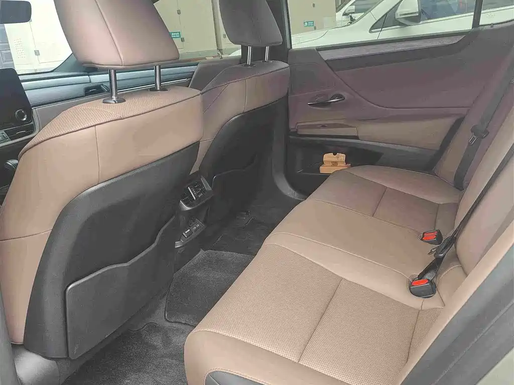 Lexus ES 2026 2025 200 Ultimate Edition