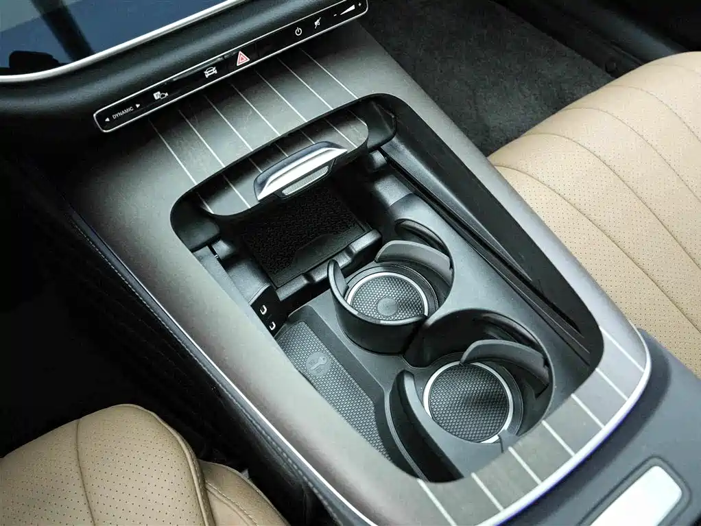 صورة 10 - Mercedes-Benz E-Class